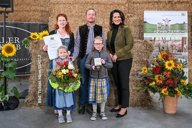 Inntaler Strohkalb - Schlaucbelüftungskunde Familie Straßer erhält den bayer. Tierwohlpreis