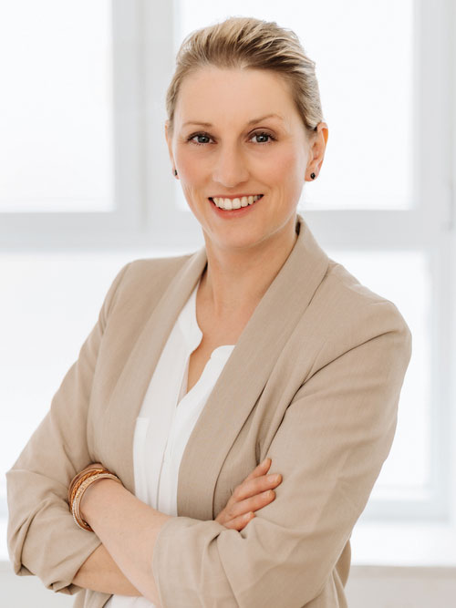 Daniela Ziehr, Sales Manager bei Dr. Knopf Oswald, im Gespräch über Stallbelüftungslösungen.