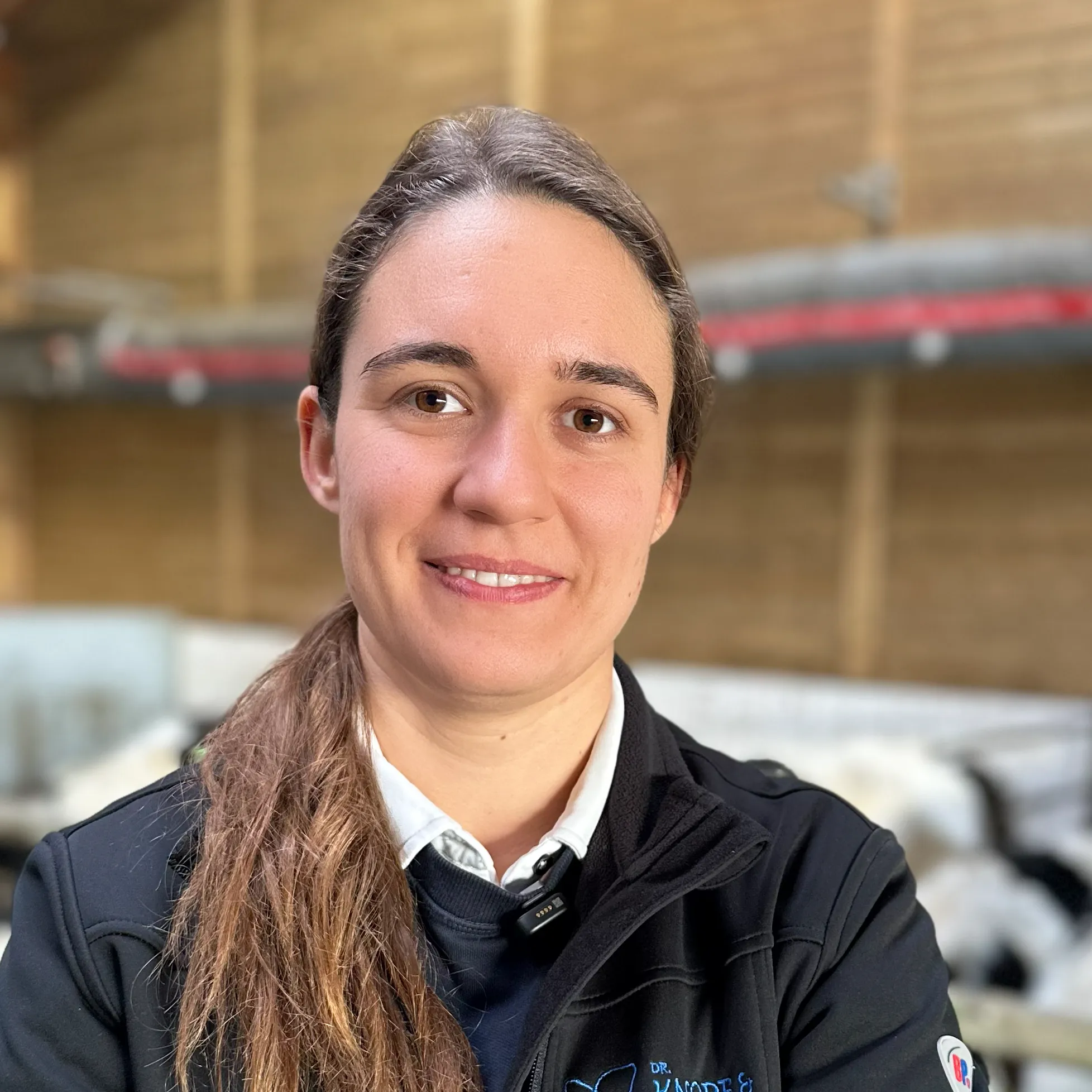 Antonia Haeckel, Sales Manager bei Dr. Knopf Oswald, im Gespräch über Stallbelüftungslösungen.