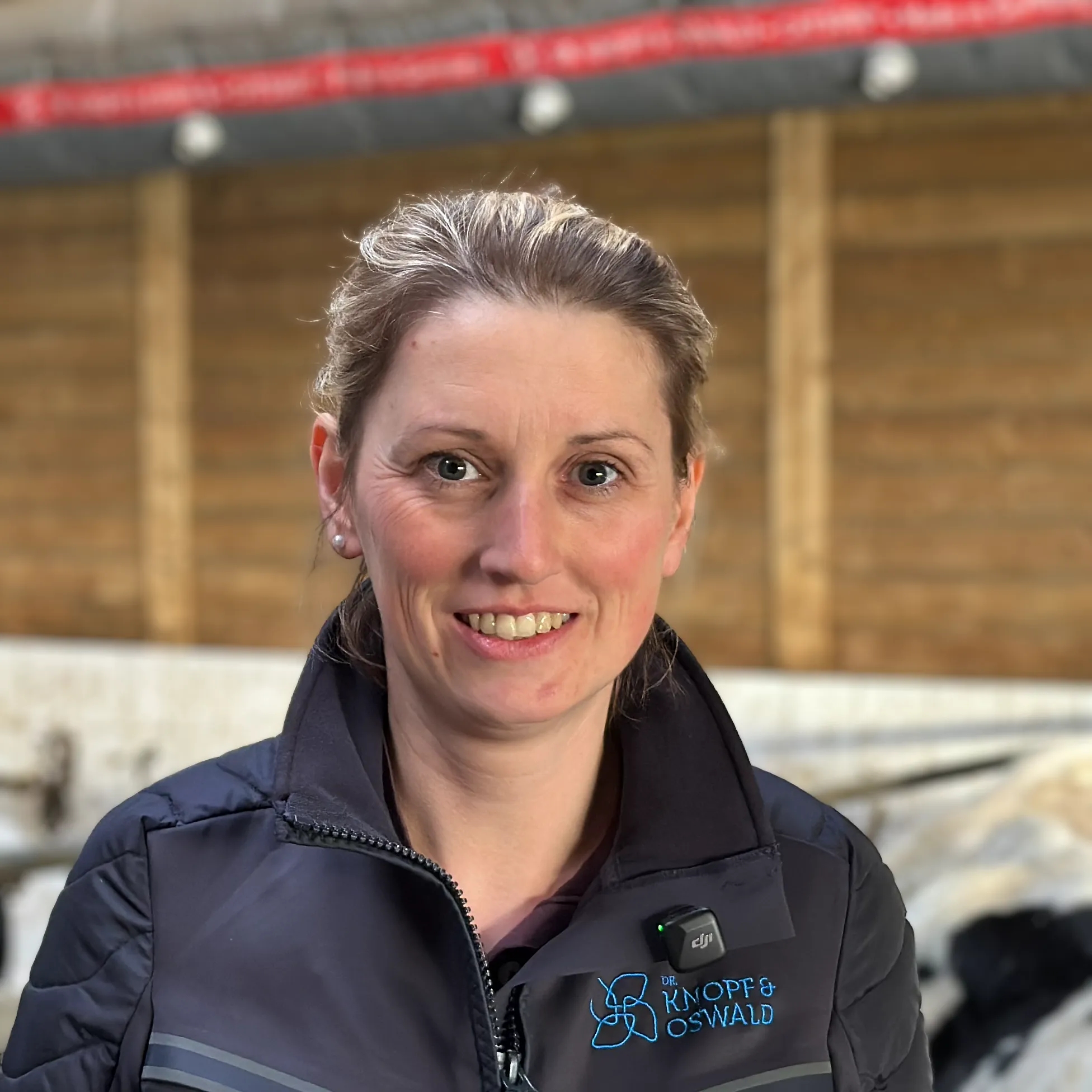 Daniela Ziehr, Sales Manager bei Dr. Knopf Oswald, im Gespräch über Stallbelüftungslösungen.