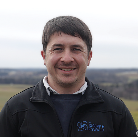 Markus Spötzl, Sales Manager bei Dr. Knopf Oswald, im Gespräch über Stallbelüftungslösungen.