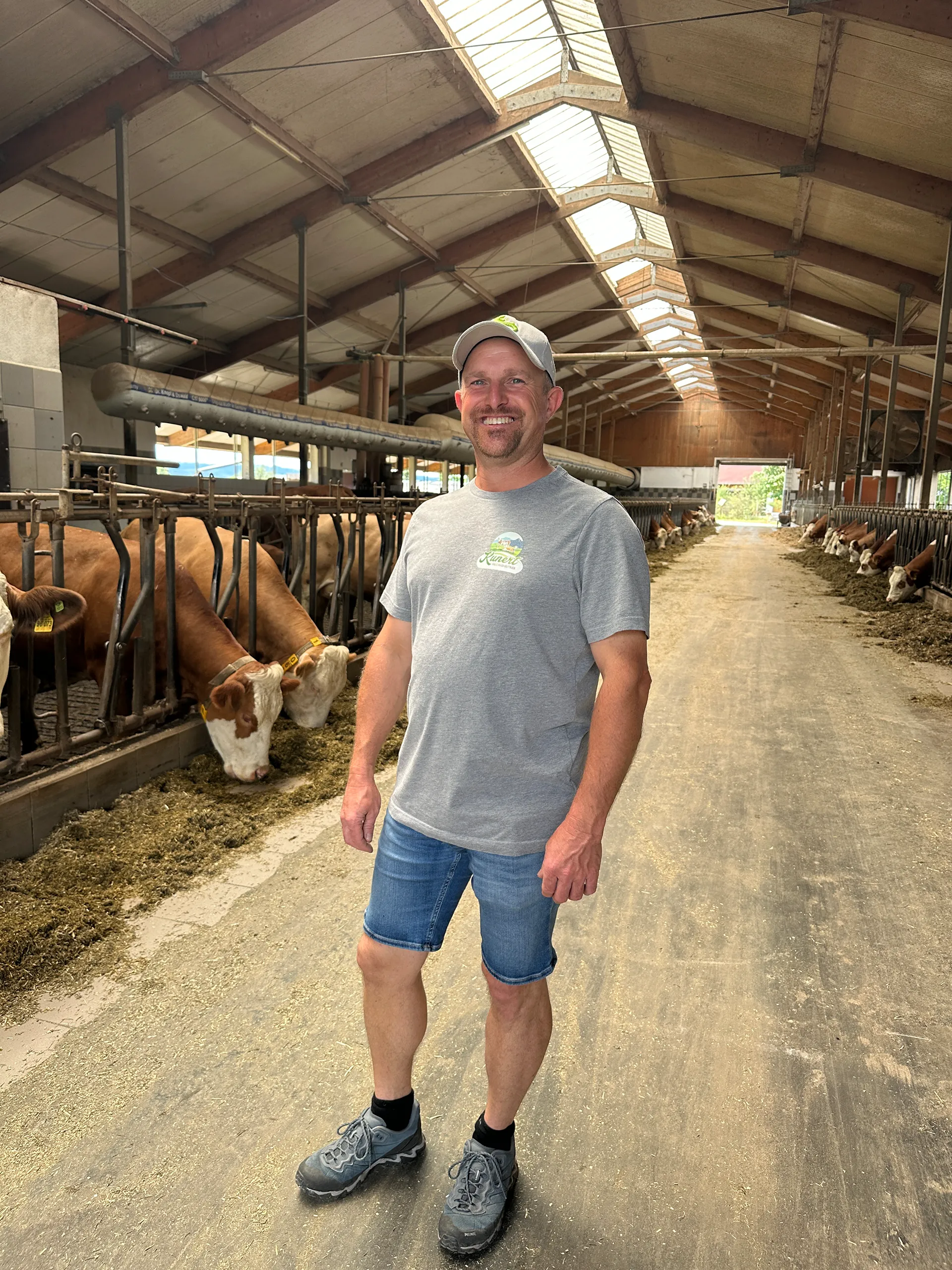 Georg Kunert in seinem Milchviehstall mit CAT3000(R) Schlauchbelüftung von Dr. Knopf & Oswald